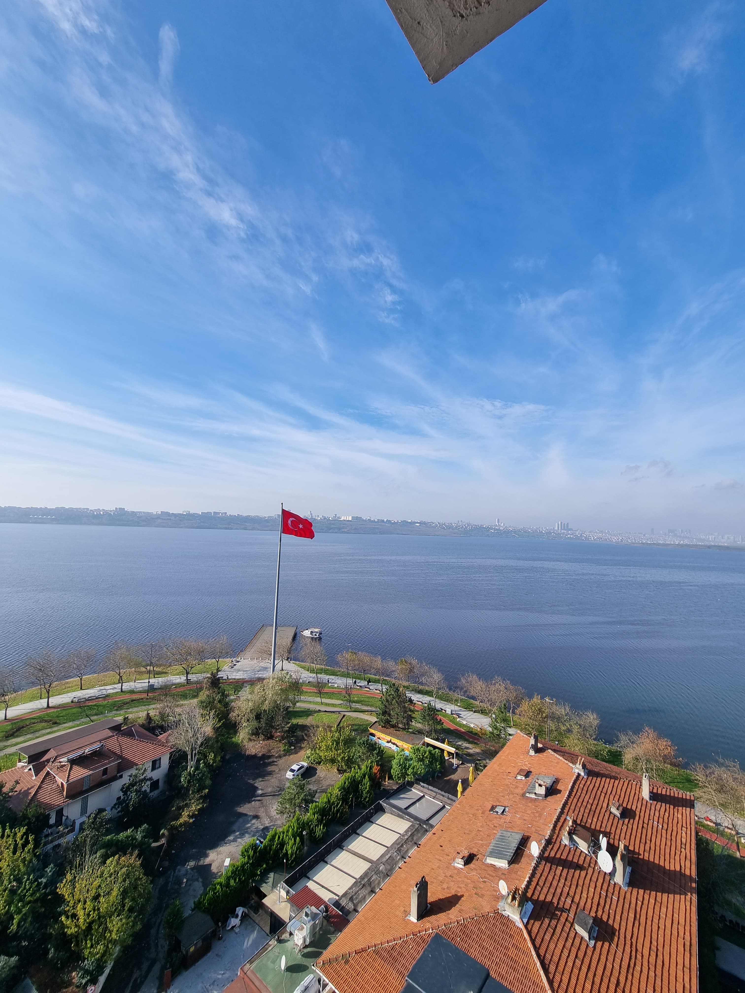 Küçükçekmece Fatih Mahallesi'nde Deniz ve Göl Manzaralı 2+1 Daire